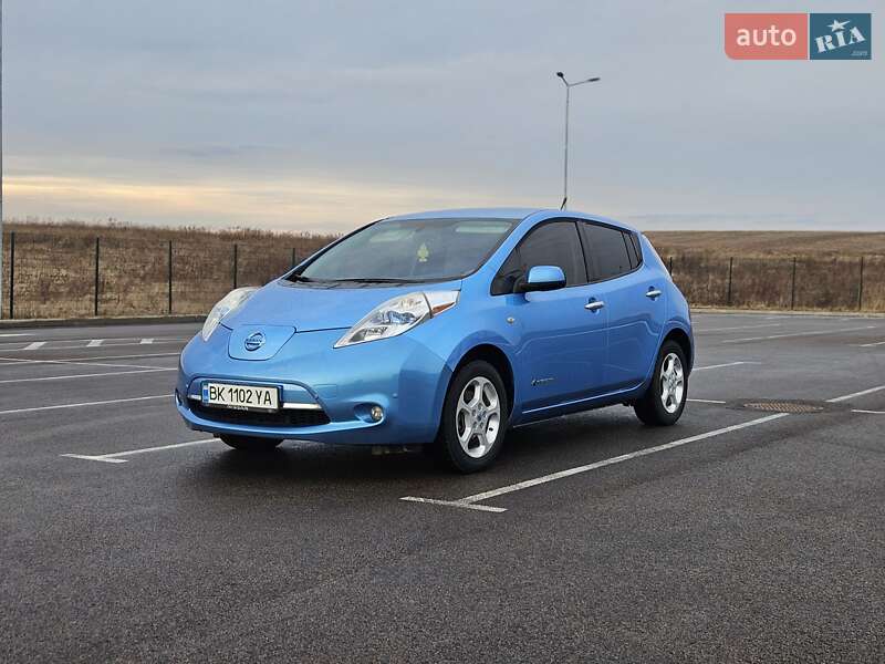 Хэтчбек Nissan Leaf 2010 в 