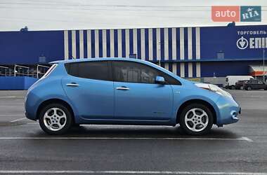 Хэтчбек Nissan Leaf 2010 в 
