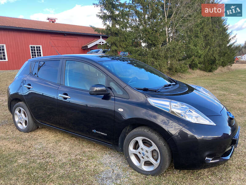 Хэтчбек Nissan Leaf 2015 в 