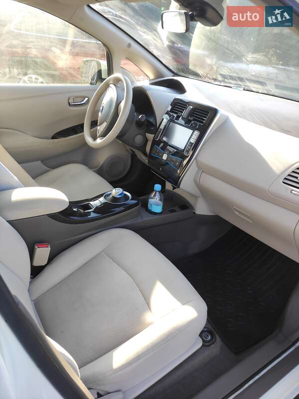 Хэтчбек Nissan Leaf 2012 в Заставной