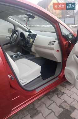Хэтчбек Nissan Leaf 2011 в 