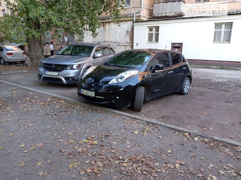 Хетчбек Nissan Leaf 2013 в Новомосковську