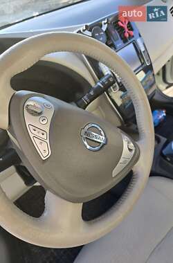 Хэтчбек Nissan Leaf 2012 в 