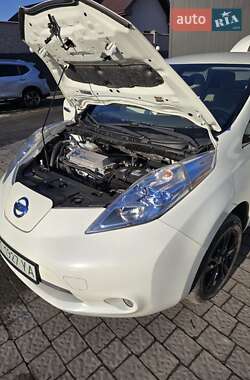 Хэтчбек Nissan Leaf 2012 в 