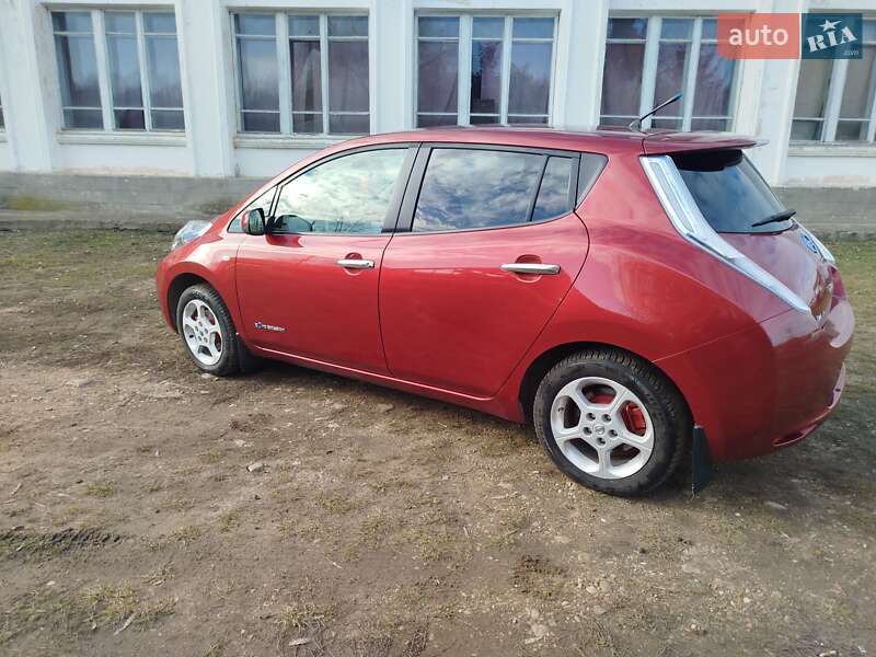Хэтчбек Nissan Leaf 2012 в 