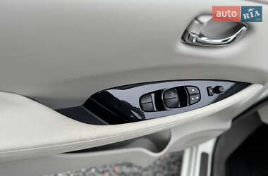 Хэтчбек Nissan Leaf 2012 в 