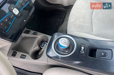 Хэтчбек Nissan Leaf 2012 в 