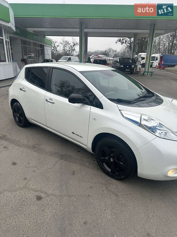 Хэтчбек Nissan Leaf 2017 в 