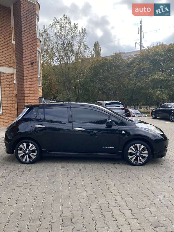 Хетчбек Nissan Leaf 2015 в 
