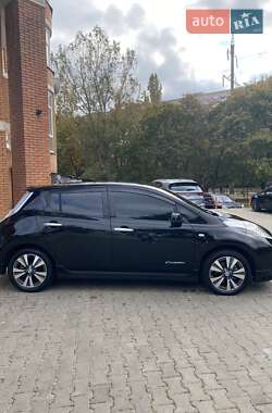Хетчбек Nissan Leaf 2015 в 