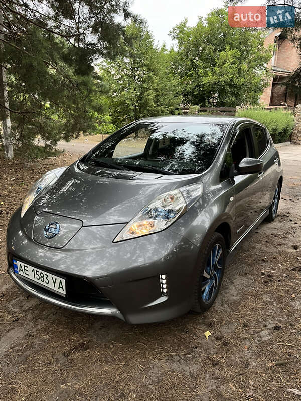 Хетчбек Nissan Leaf 2016 в 