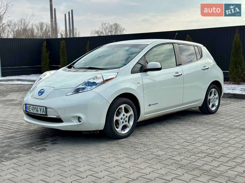 Хэтчбек Nissan Leaf 2012 в 