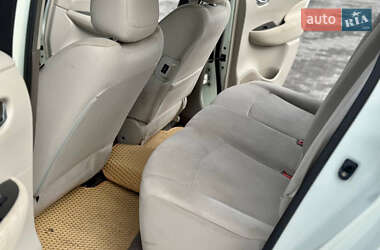 Хэтчбек Nissan Leaf 2012 в 
