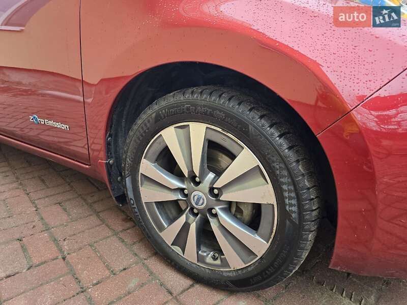 Хэтчбек Nissan Leaf 2013 в Львове