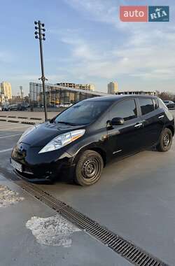 Хэтчбек Nissan Leaf 2013 в 