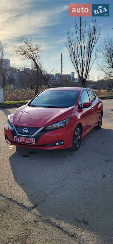 Хэтчбек Nissan Leaf 2019 в 