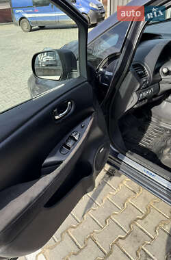 Хэтчбек Nissan Leaf 2013 в 