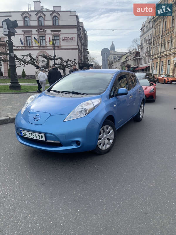 Хэтчбек Nissan Leaf 2012 в 