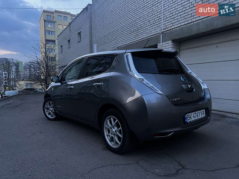 Хэтчбек Nissan Leaf 2015 в Ровно