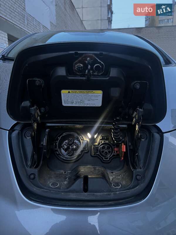 Хэтчбек Nissan Leaf 2015 в Ровно