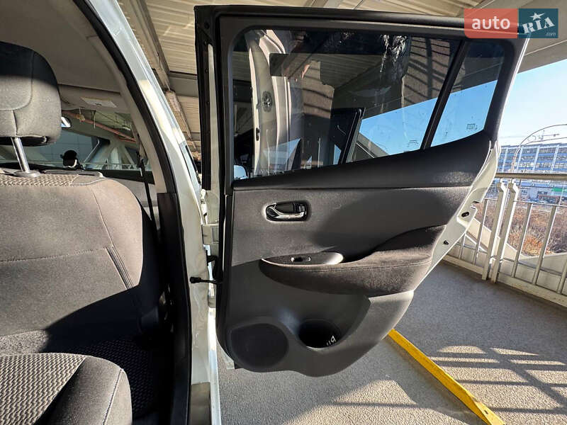 Хэтчбек Nissan Leaf 2016 в Киеве