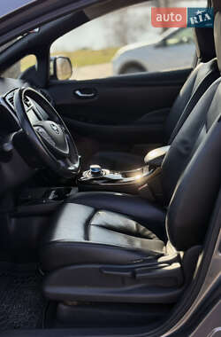 Хэтчбек Nissan Leaf 2013 в 