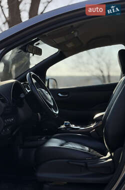 Хэтчбек Nissan Leaf 2013 в 