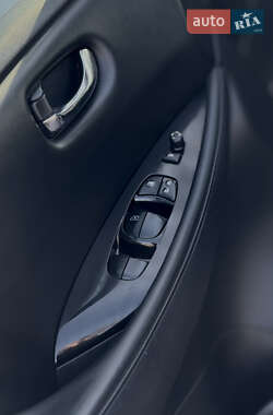 Хэтчбек Nissan Leaf 2013 в 