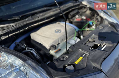 Хэтчбек Nissan Leaf 2013 в 
