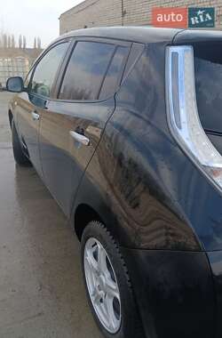 Хэтчбек Nissan Leaf 2012 в 