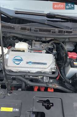 Хэтчбек Nissan Leaf 2012 в 