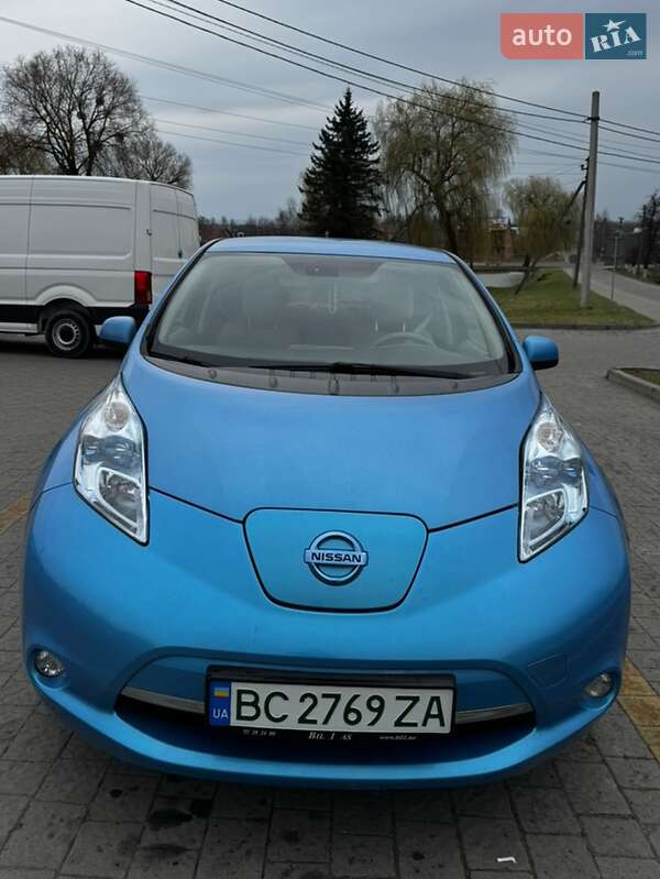 Хэтчбек Nissan Leaf 2012 в 