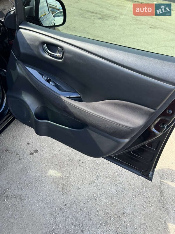 Хэтчбек Nissan Leaf 2013 в Днепре