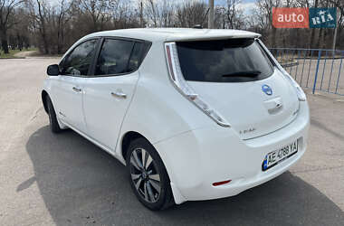 Хетчбек Nissan Leaf 2015 в 