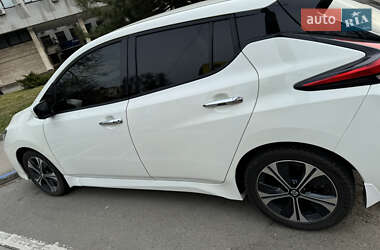 Хэтчбек Nissan Leaf 2022 в 