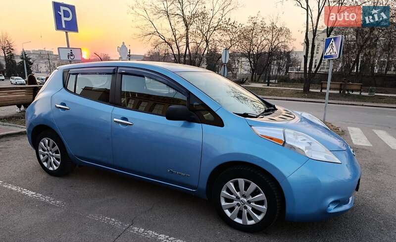 Хетчбек Nissan Leaf 2014 в 