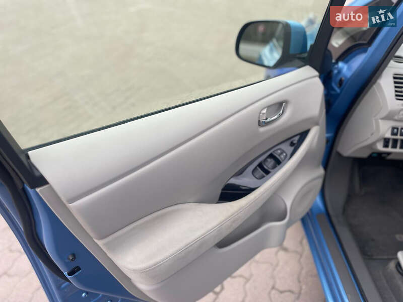Хетчбек Nissan Leaf 2011 в Бурштині