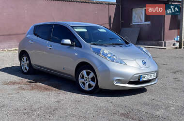 Хэтчбек Nissan Leaf 2013 в 