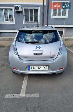 Хетчбек Nissan Leaf 2013 в 