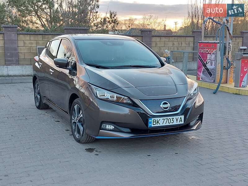Хэтчбек Nissan Leaf 2019 в 