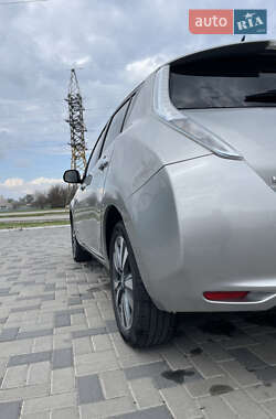 Хэтчбек Nissan Leaf 2014 в 