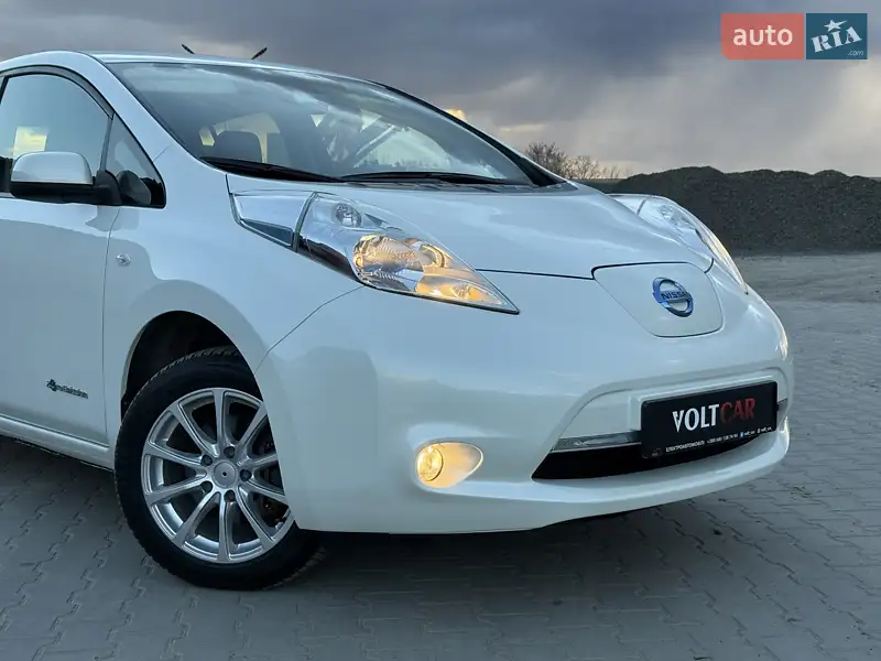 Хэтчбек Nissan Leaf 2013 в 