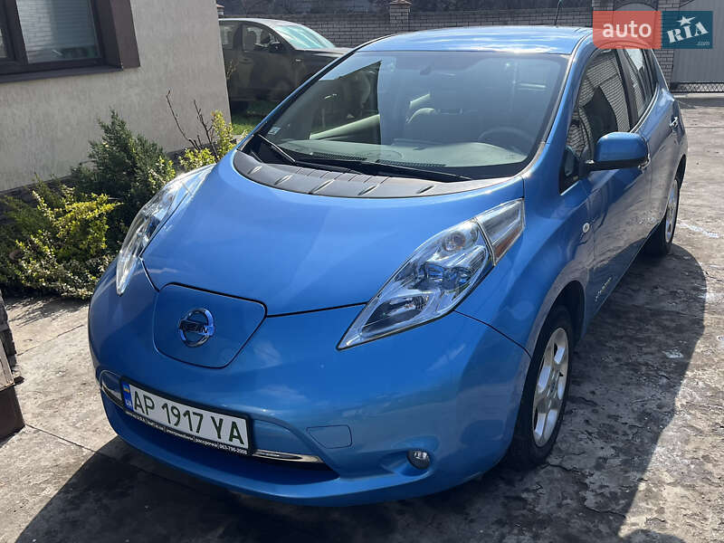 Хэтчбек Nissan Leaf 2012 в 