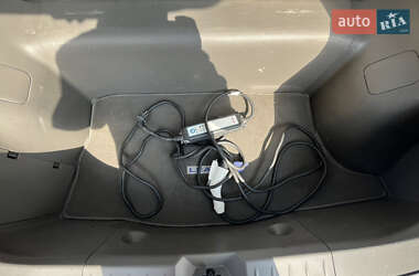 Хэтчбек Nissan Leaf 2012 в 