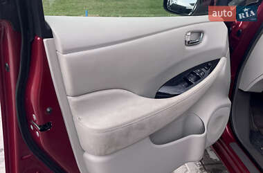 Хэтчбек Nissan Leaf 2012 в 