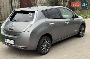 Хэтчбек Nissan Leaf 2012 в 
