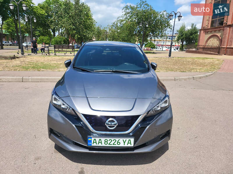 Хэтчбек Nissan Leaf 2018 в 