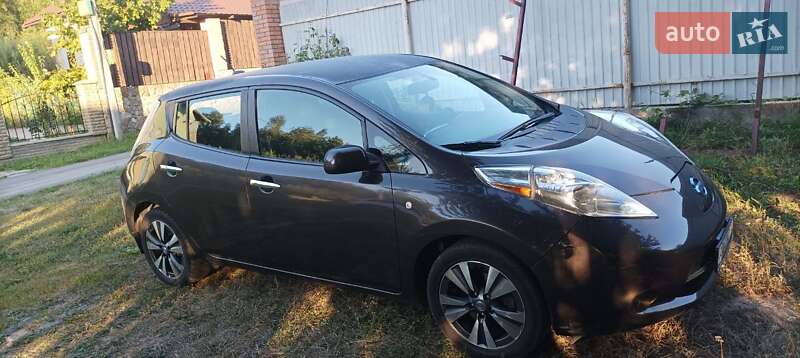 Хэтчбек Nissan Leaf 2015 в 