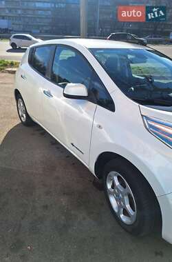 Хэтчбек Nissan Leaf 2014 в 