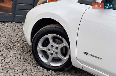 Хэтчбек Nissan Leaf 2013 в 